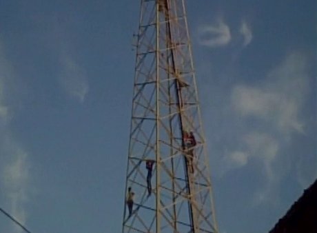 Protest in Rameshwaram after an Indian fisherman was shot dead by Srilankan Navy.Thamizhaga Vazhvurimai Katchi party workers climb tower in protest against SriLankan Navy in Rameswaram. Protest in Rameshwaram,Indian fisherman,fisherman,TN fisherman,Srilankan Navy,Indian fisherman from Rameswaram,Thamizhaga Vazhvurimai Katchi party