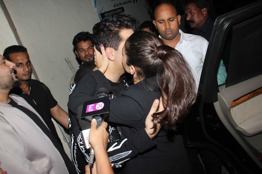 Karan Johar and Alia Bhatt kissed each other in public during Badrinath Ki Dulhania special screening. Karan Johar and Alia Bhatt,Karan Johar and Alia Bhatt kissing,Alia Bhatt and Karan Johar kissing,Alia Bhatt and Karan Johar kissing pics,Alia Bhatt and Karan Johar kissing images,Alia Bhatt and Karan Johar kissing photos,Alia Bhatt and Karan Johar kissing