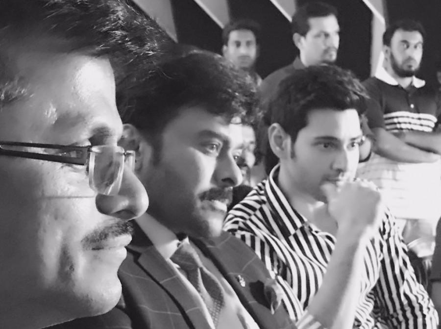 Superstar Mahesh Babu, who is currently busy shooting for his upcoming yet-untitled Telugu-Tamil bilingual project, wished megastar Chiranjeevi on the phenomenal success of his comeback Telugu film "Khaidi No 150". On Monday, Chiranjeevi paid a surprise visit to the sets of Mahesh's film in Hyderabad. Megastar Chiranjeevi,Chiranjeevi visits Mahesh Babu,Chiranjeevi visits AR Murugadoss,Chiranjeevi at Mahesh 23,Mahesh 23,Mahesh 23 on the sets,AR Murugadoss,Mahesh Babu