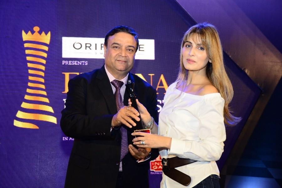 Sunil Kapoor, GM, Marketing, KRBL presenting the award to Riddhima Kapoor Sahni at Femina Power List North 2017. Femina Power List North 2017,Femina Power List North,Kriti Sanon,Sunil Kapoor,leading women