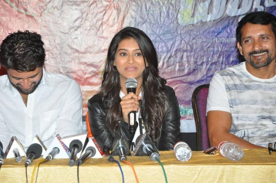 Telugu movie Dwaraka success meet held at Haailand. Celebs like Vijay Devarakonda, Pooja Jhaveri, Pradyumna Chandrapati, Srinivas Ravindra, Prudhviraj and others graced the event. Vijay Devarakonda,Pooja Jhaveri,Dwaraka success meet,Dwaraka success meet pics,Dwaraka success meet images,Dwaraka success meet stills,Dwaraka success meet photos,Dwaraka success meet pictures,Pradyumna Chandrapati,Srinivas Ravindra,Prudhviraj