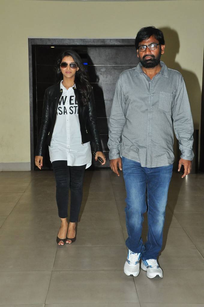 Telugu movie Dwaraka success meet held at Haailand. Celebs like Vijay Devarakonda, Pooja Jhaveri, Pradyumna Chandrapati, Srinivas Ravindra, Prudhviraj and others graced the event. Vijay Devarakonda,Pooja Jhaveri,Dwaraka success meet,Dwaraka success meet pics,Dwaraka success meet images,Dwaraka success meet stills,Dwaraka success meet photos,Dwaraka success meet pictures,Pradyumna Chandrapati,Srinivas Ravindra,Prudhviraj