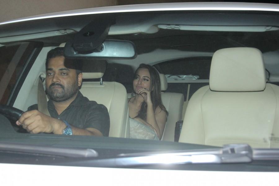 Celebs like Salman Khan, Iulia Vantur, Karisma Kapoor, Arpita Khan Sharma, Malaika Arora Khan, Arbaaz Khan, Malaika, Amrita, Karisma and others spotted at Seema Khan's birthday bash. Salman Khan,Iulia Vantur,Karisma Kapoor,Arpita Khan Sharma,Malaika Arora Khan,Arbaaz Khan,Malaika,Amrita,Seema Khan's star studded birthday bash,Seema Khan,Seema Khan birthday bash,Seema Khan birthday bash pics,Seema Khan birthday bash images,Seema K