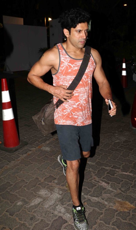 Bollywood actor Farhan Akhtar spotted at Bandra in Mumbai. Farhan Akhtar spotted at Bandra,Farhan Akhtar at Bandra,Farhan Akhtar,actor Farhan Akhtar,Farhan Akhtar latest pics,Farhan Akhtar latest images,Farhan Akhtar latest photos,Farhan Akhtar latest stills,Farhan Akhtar latest pictures