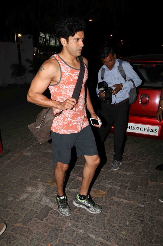 Bollywood actor Farhan Akhtar spotted at Bandra in Mumbai. Farhan Akhtar spotted at Bandra,Farhan Akhtar at Bandra,Farhan Akhtar,actor Farhan Akhtar,Farhan Akhtar latest pics,Farhan Akhtar latest images,Farhan Akhtar latest photos,Farhan Akhtar latest stills,Farhan Akhtar latest pictures