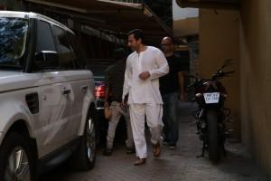 Saif Ali Khan,Saif Ali Khan spotted at Bandra,Saif Ali Khan at Bandra,actor Saif Ali Khan,Saif Ali Khan latest pics,Saif Ali Khan latest images,Saif Ali Khan latest photos,Saif Ali Khan latest stills,Saif Ali Khan latest pictures