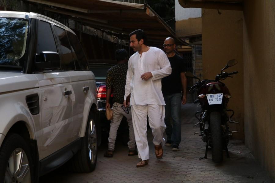 Bollywood actor Saif Ali Khan spotted at Bandra in Mumbai. Saif Ali Khan,Saif Ali Khan spotted at Bandra,Saif Ali Khan at Bandra,actor Saif Ali Khan,Saif Ali Khan latest pics,Saif Ali Khan latest images,Saif Ali Khan latest photos,Saif Ali Khan latest stills,Saif Ali Khan latest pictures