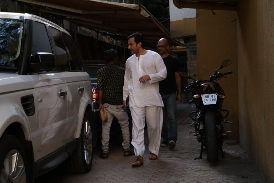 Bollywood actor Saif Ali Khan spotted at Bandra in Mumbai. Saif Ali Khan,Saif Ali Khan spotted at Bandra,Saif Ali Khan at Bandra,actor Saif Ali Khan,Saif Ali Khan latest pics,Saif Ali Khan latest images,Saif Ali Khan latest photos,Saif Ali Khan latest stills,Saif Ali Khan latest pictures