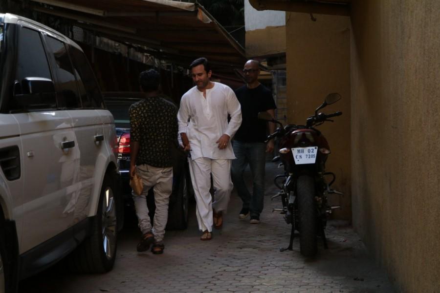 Bollywood actor Saif Ali Khan spotted at Bandra in Mumbai. Saif Ali Khan,Saif Ali Khan spotted at Bandra,Saif Ali Khan at Bandra,actor Saif Ali Khan,Saif Ali Khan latest pics,Saif Ali Khan latest images,Saif Ali Khan latest photos,Saif Ali Khan latest stills,Saif Ali Khan latest pictures