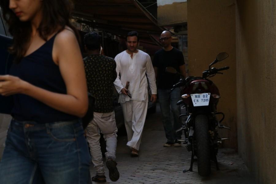 Bollywood actor Saif Ali Khan spotted at Bandra in Mumbai. Saif Ali Khan,Saif Ali Khan spotted at Bandra,Saif Ali Khan at Bandra,actor Saif Ali Khan,Saif Ali Khan latest pics,Saif Ali Khan latest images,Saif Ali Khan latest photos,Saif Ali Khan latest stills,Saif Ali Khan latest pictures