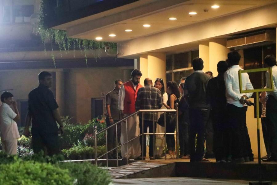 Bollywood actor Amitabh Bachchan visits Aishwarya Rai’s father in Lilavati hospital. Amitabh Bachchan,Aishwarya Rai,Aishwarya Rai father,Aishwarya Rai father at Lilavati hospital,Lilavati hospital,Amitabh Bachchan pics,Amitabh Bachchan images,Amitabh Bachchan photos,Amitabh Bachchan stills,Amitabh Bachchan pictures