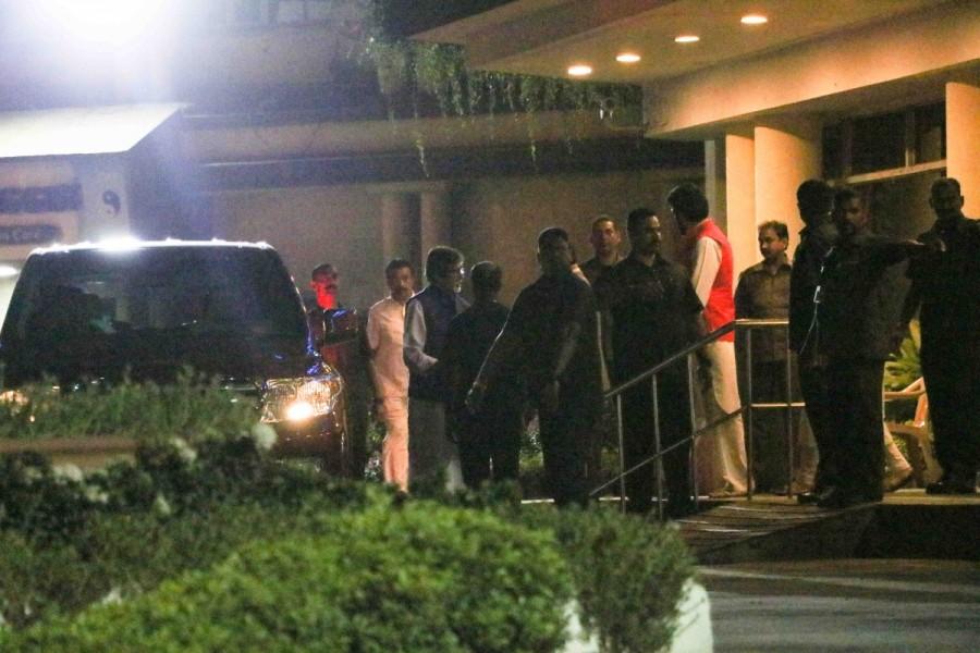 Bollywood actor Amitabh Bachchan visits Aishwarya Rai’s father in Lilavati hospital. Amitabh Bachchan,Aishwarya Rai,Aishwarya Rai father,Aishwarya Rai father at Lilavati hospital,Lilavati hospital,Amitabh Bachchan pics,Amitabh Bachchan images,Amitabh Bachchan photos,Amitabh Bachchan stills,Amitabh Bachchan pictures