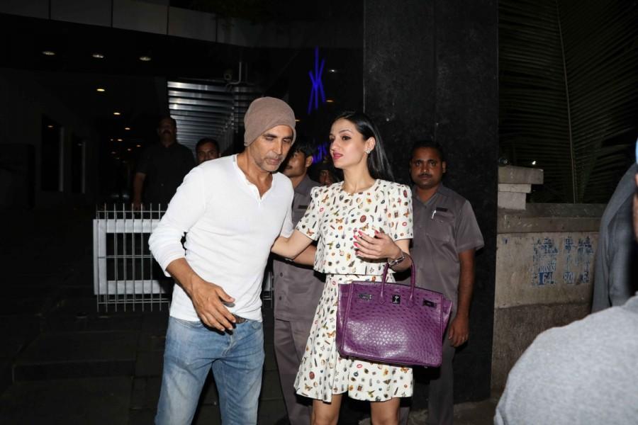 Bollywood actor Akshay Kumar with his Wife Twinkle Khanna and Sunny Dewan Snapped at Hakkasan. Akshay Kumar,Twinkle Khanna,Sunny Dewan,Akshay Kumar spotted at Hakkasan,Twinkle Khanna spotted at Hakkasan,Sunny Dewan spotted at Hakkasan