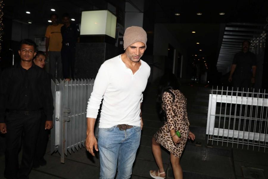 Bollywood actor Akshay Kumar with his Wife Twinkle Khanna and Sunny Dewan Snapped at Hakkasan. Akshay Kumar,Twinkle Khanna,Sunny Dewan,Akshay Kumar spotted at Hakkasan,Twinkle Khanna spotted at Hakkasan,Sunny Dewan spotted at Hakkasan