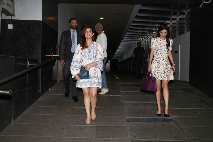 Bollywood actor Akshay Kumar with his Wife Twinkle Khanna and Sunny Dewan Snapped at Hakkasan. Akshay Kumar,Twinkle Khanna,Sunny Dewan,Akshay Kumar spotted at Hakkasan,Twinkle Khanna spotted at Hakkasan,Sunny Dewan spotted at Hakkasan