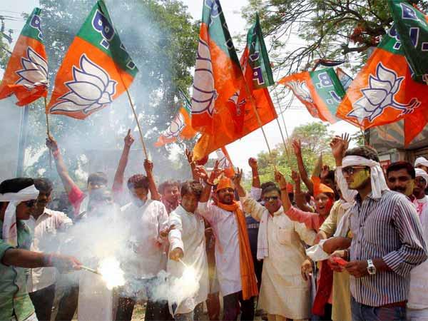 Uttarakhand elections: Holi celebrations outside BJP's office in Uttarakhand. Uttarakhand elections,Uttarakhand elections 2017,Uttarakhand,BJP Uttarakhand,Holi celebrations outside BJP,BJP celebrates Uttarakhand victory,BJP Uttarakhand victory