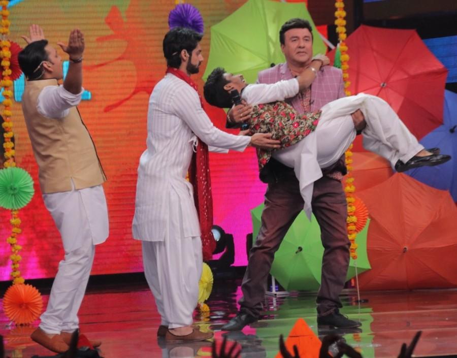 Bollywood singers Sonu Nigam, Sukhwinder Singh and filmmaker Farah Khan on the sets of singing reality show Indian Idol season 9 in Mumbai on March 7, 2017. The episode with Sukhwinder Singh will air on Sunday, 12th March, 8:00PM on Sony Entertainment Television. Sonu Nigam,Farah Khan,Sukhwinder Singh,Indian Idol,Indian Idol season 9,singing reality show,Indian Idol 9