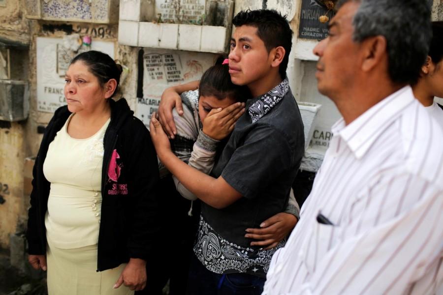 Family and friends cry at the funeral of Rosa Julia Tobar in Guatemala City. Mourning girls,Guatemala mourns,death under lock,Madelin Patricia Hernandez,Guatemala City