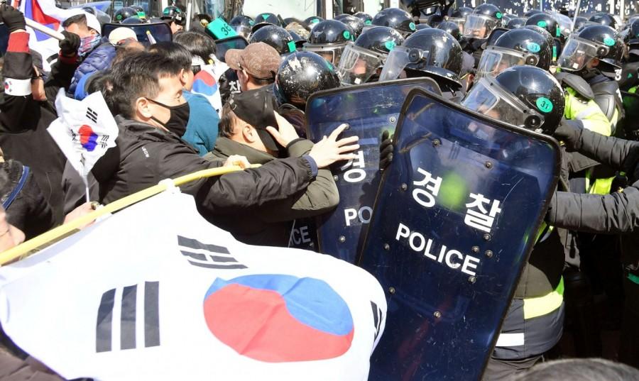 Protesters supporting South Korean President Park Geun-hye clash with riot policemen near the Constitutional Court in Seoul, South Korea, in this photo taken by Kyodo on March 10, 2017. President Park Geun-hye,Geun-hye,park geun-hye impeachment,North Korea and China,South Korean president impeached,Constitutional Court