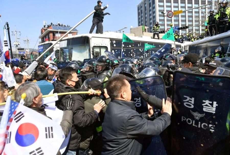 Protesters supporting South Korean President Park Geun-hye clash with riot policemen near the Constitutional Court in Seoul, South Korea, in this photo taken by Kyodo on March 10, 2017. President Park Geun-hye,Geun-hye,park geun-hye impeachment,North Korea and China,South Korean president impeached,Constitutional Court