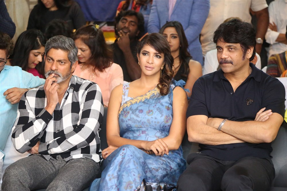 Tollywood actor Nagarjuna launches Bharat Thakur's Colossal Abstracts at Gallery Space, Road No 12, Banjara Hills in Hyderabad. Celebs like Jagapathi Babu, Lakshmi Manchu, Aditi Chengappa, Kamna Singh, KK Senthil Kumar and others graced the event. Nagarjuna,Akkineni Nagarjuna,Nagarjuna launches Bharat Thakur,Jagapathi Babu,Lakshmi Manchu,Aditi Chengappa,Kamna Singh,Nagarjuna launches Bharat Thakur pics,Nagarjuna launches Bharat Thakur images,Nagarjuna launches Bharat Thakur photos,Nagarjuna launche