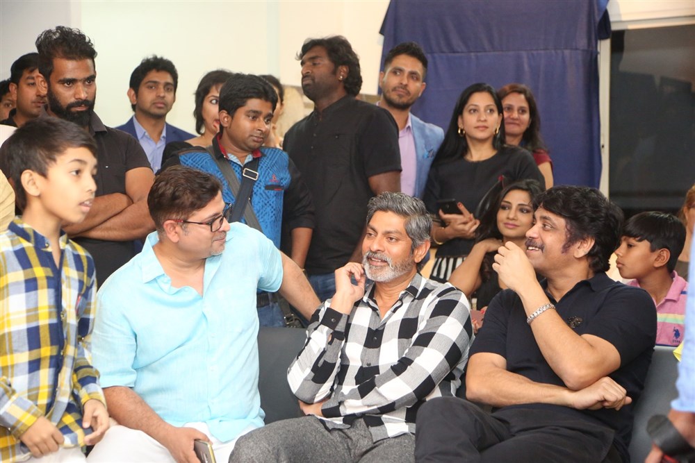 Tollywood actor Nagarjuna launches Bharat Thakur's Colossal Abstracts at Gallery Space, Road No 12, Banjara Hills in Hyderabad. Celebs like Jagapathi Babu, Lakshmi Manchu, Aditi Chengappa, Kamna Singh, KK Senthil Kumar and others graced the event. Nagarjuna,Akkineni Nagarjuna,Nagarjuna launches Bharat Thakur,Jagapathi Babu,Lakshmi Manchu,Aditi Chengappa,Kamna Singh,Nagarjuna launches Bharat Thakur pics,Nagarjuna launches Bharat Thakur images,Nagarjuna launches Bharat Thakur photos,Nagarjuna launche