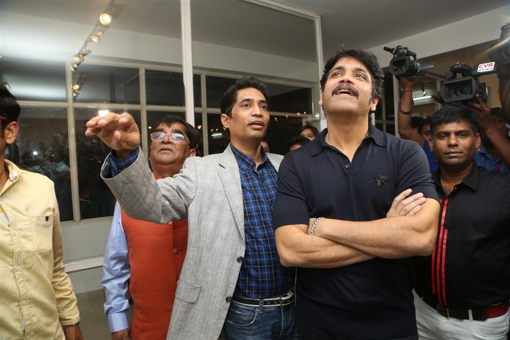 Tollywood actor Nagarjuna launches Bharat Thakur's Colossal Abstracts at Gallery Space, Road No 12, Banjara Hills in Hyderabad. Celebs like Jagapathi Babu, Lakshmi Manchu, Aditi Chengappa, Kamna Singh, KK Senthil Kumar and others graced the event. Nagarjuna,Akkineni Nagarjuna,Nagarjuna launches Bharat Thakur,Jagapathi Babu,Lakshmi Manchu,Aditi Chengappa,Kamna Singh,Nagarjuna launches Bharat Thakur pics,Nagarjuna launches Bharat Thakur images,Nagarjuna launches Bharat Thakur photos,Nagarjuna launche