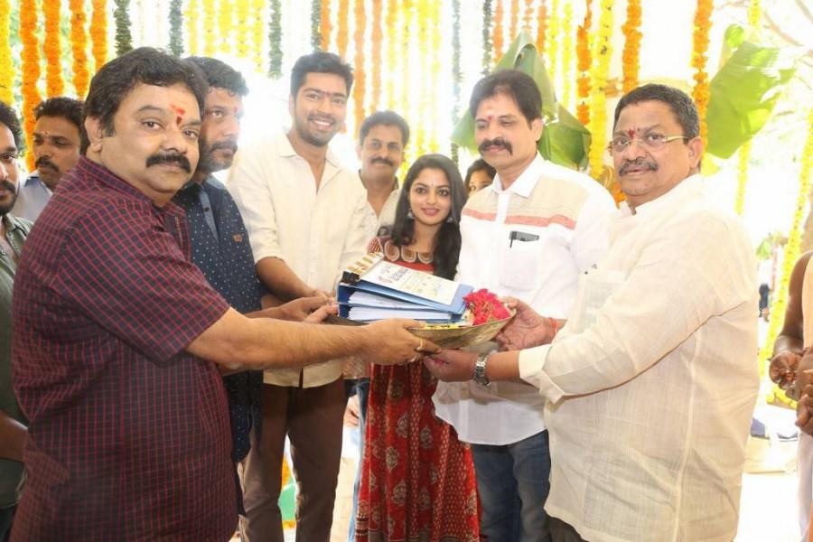 Allari Naresh-Meda Meeda Abbayi movie launched in Hyderabad. Celebs like Nani, Nikhila Vimal and others graced the event. Allari Naresh-Meda Meeda Abbayi Movie Launch Photos,Allari Naresh-Meda Meeda Abbayi Movie Launch Photo Gallery,Allari Naresh-Meda Meeda Abbayi Movie Launch Stills,Allari Naresh-Meda Meeda Abbayi Movie,Meda Meeda Abbayi Movie,Allari Naresh,Nikhila Vimal,Na