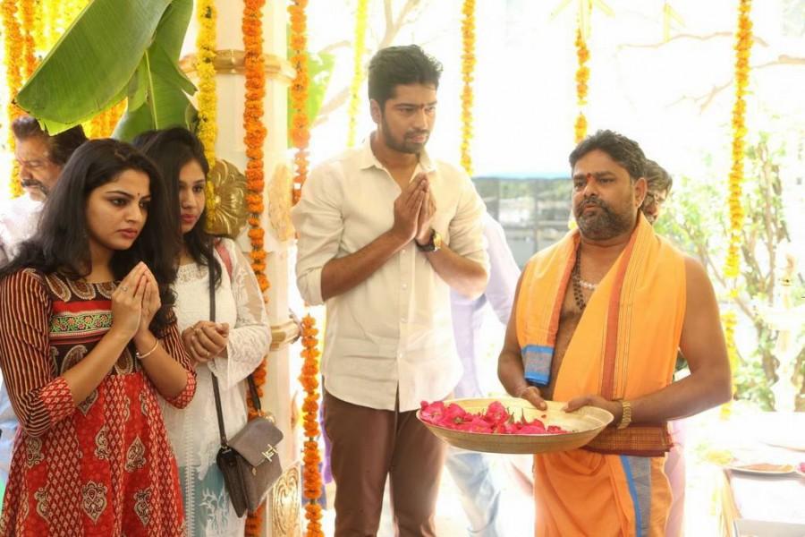 Allari Naresh-Meda Meeda Abbayi movie launched in Hyderabad. Celebs like Nani, Nikhila Vimal and others graced the event. Allari Naresh-Meda Meeda Abbayi Movie Launch Photos,Allari Naresh-Meda Meeda Abbayi Movie Launch Photo Gallery,Allari Naresh-Meda Meeda Abbayi Movie Launch Stills,Allari Naresh-Meda Meeda Abbayi Movie,Meda Meeda Abbayi Movie,Allari Naresh,Nikhila Vimal,Na