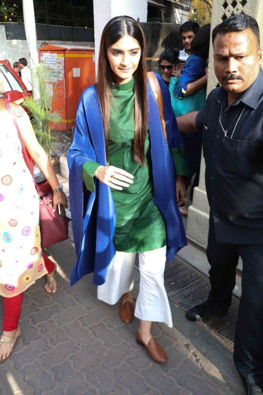 Bollywood actress Sonam Kapoor spotted at Bandra. Jackie Shroff and Sonam Kapoor,Jackie Shroff,Sonam Kapoor,Jackie Shroff spotted at Bandra,Jackie Shroff at Bandra,Sonam Kapoor spotted at Bandra,Sonam Kapoor at Bandra