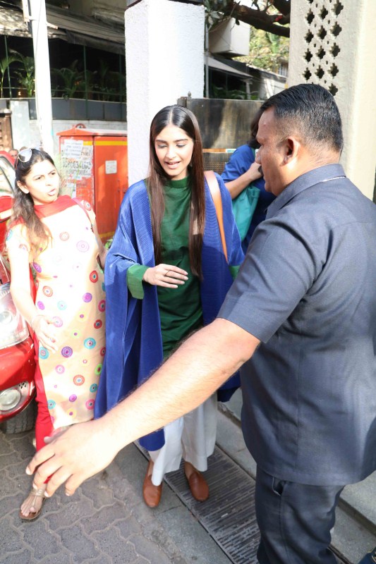 Bollywood actress Sonam Kapoor spotted at Bandra. Jackie Shroff and Sonam Kapoor,Jackie Shroff,Sonam Kapoor,Jackie Shroff spotted at Bandra,Jackie Shroff at Bandra,Sonam Kapoor spotted at Bandra,Sonam Kapoor at Bandra