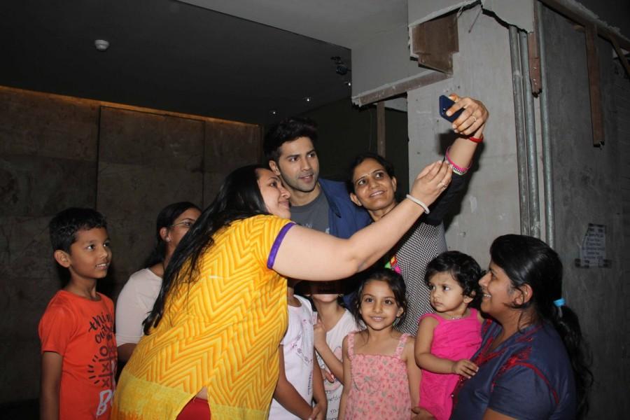 Bollywood actor Ranbir Kapoor spotted at Varun Dhawan's Badrinath Ki Dulhania special screening. Ranbir Kapoor,Varun Dhawan,Badrinath Ki Dulhania special screening,Badrinath Ki Dulhania,Ranbir Kapoor at Badrinath Ki Dulhania special screening,Ranbir Kapoor spotted at Badrinath Ki Dulhania special screening,Badrinath Ki Dulhania special screening pic