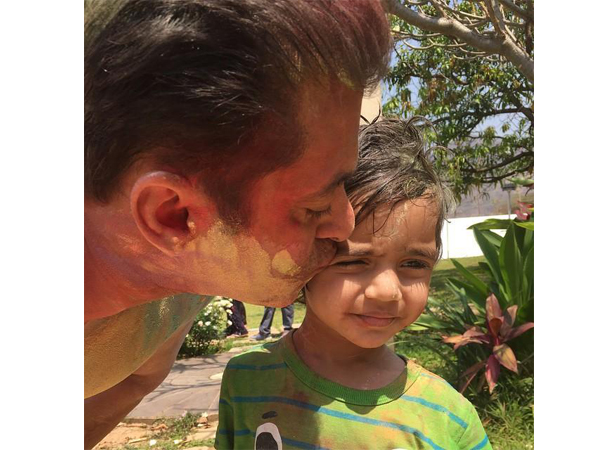Salman Khan Salman Khan,Shah Rukh Khan,Aamir Khan,Hrithik Roshan,Sunny Leone,best Holi moments,Holi moments,Celebs Holi moments,Holi funny moments