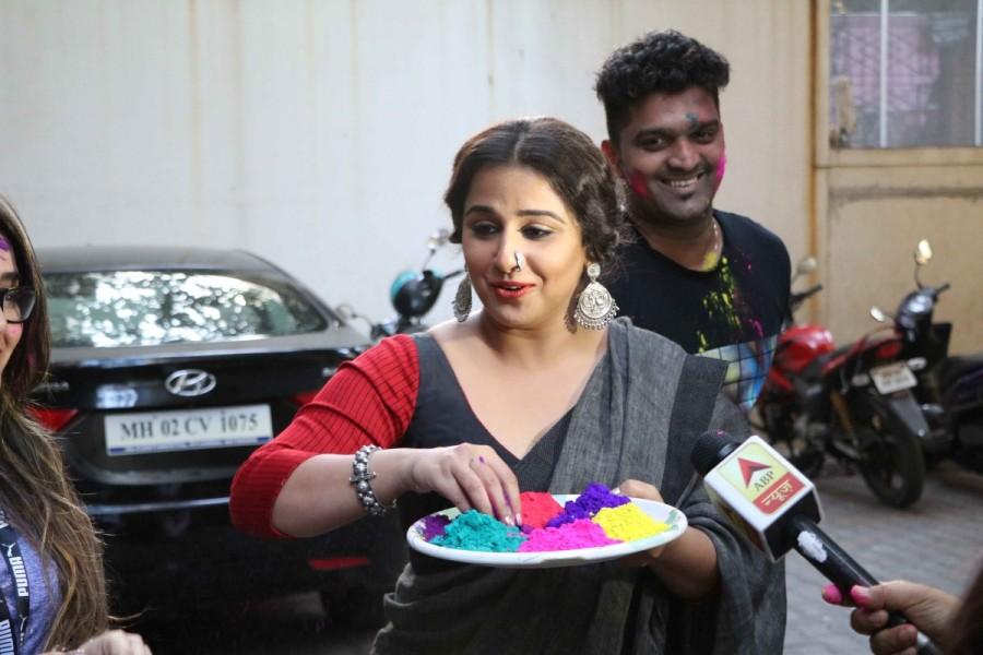 Bollywood actress Vidya Balan celebrates Holi festival on Begum Jaan set. Vidya Balan,Vidya Balan celebrates Holi,Vidya Balan celebrates Holi festival,Begum Jaan,Begum Jaan on the sets,Begum Jaan working stills,Vidya Balan pics,Vidya Balan images,Vidya Balan photos,Vidya Balan stills,Vidya Balan pictures