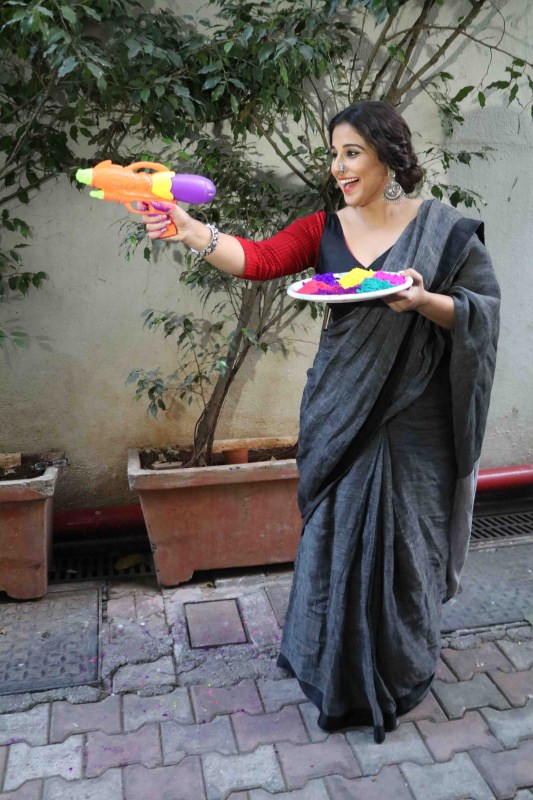 Bollywood actress Vidya Balan celebrates Holi festival on Begum Jaan set. Vidya Balan,Vidya Balan celebrates Holi,Vidya Balan celebrates Holi festival,Begum Jaan,Begum Jaan on the sets,Begum Jaan working stills,Vidya Balan pics,Vidya Balan images,Vidya Balan photos,Vidya Balan stills,Vidya Balan pictures