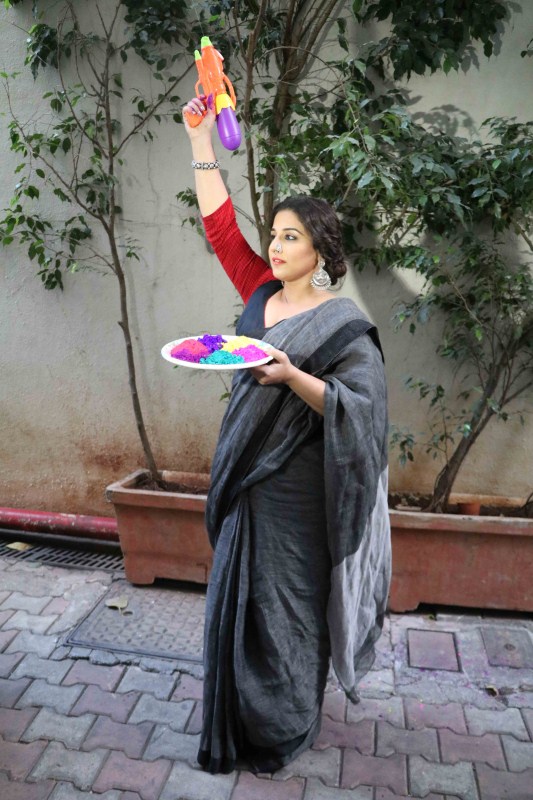 Bollywood actress Vidya Balan celebrates Holi festival on Begum Jaan set. Vidya Balan,Vidya Balan celebrates Holi,Vidya Balan celebrates Holi festival,Begum Jaan,Begum Jaan on the sets,Begum Jaan working stills,Vidya Balan pics,Vidya Balan images,Vidya Balan photos,Vidya Balan stills,Vidya Balan pictures