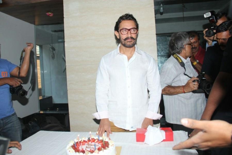Mr. Perfectionist Aamir Khan's celebrates 52nd birthday with the Media. Aamir Khan,actor Aamir Khan,Aamir Khan birthday,Aamir Khan birthday celebrations,Aamir Khan 52nd birthday celebrations,Aamir Khan 52nd birthday,Aamir Khan birthday celebration pics,Aamir Khan birthday celebration images,Aamir Khan birthday celebration pho