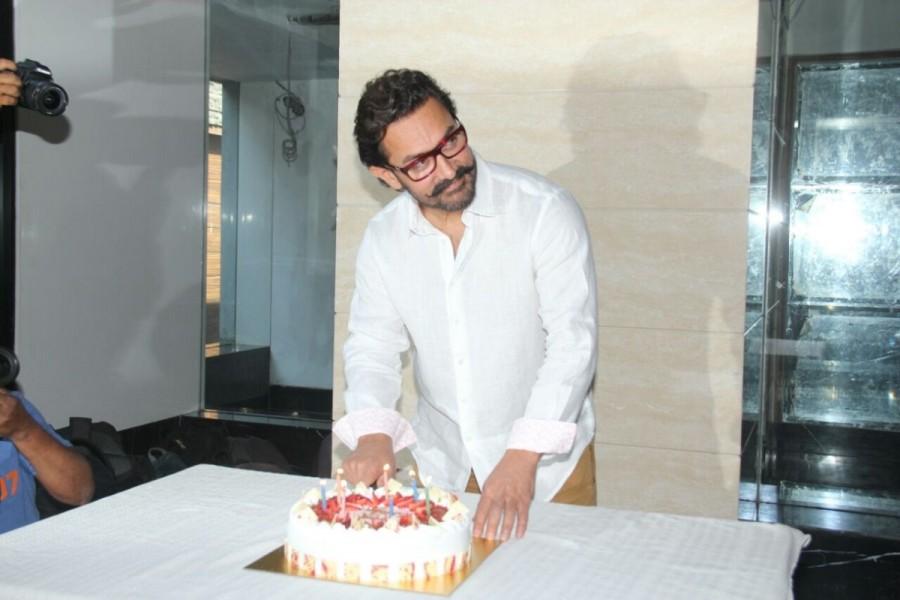 Mr. Perfectionist Aamir Khan's celebrates 52nd birthday with the Media. Aamir Khan,actor Aamir Khan,Aamir Khan birthday,Aamir Khan birthday celebrations,Aamir Khan 52nd birthday celebrations,Aamir Khan 52nd birthday,Aamir Khan birthday celebration pics,Aamir Khan birthday celebration images,Aamir Khan birthday celebration pho