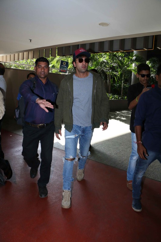 Bollywood actor Ranbir Kapoor spotted at Mumbai airport. Ranbir Kapoor spotted at airport,Ranbir Kapoor at Mumbai airport,Ranbir Kapoor at airport,Ranbir Kapoor,actor Ranbir Kapoor,Ranbir Kapoor latest pics,Ranbir Kapoor latest images,Ranbir Kapoor latest photos,Ranbir Kapoor latest stills,Ranbir Kapoor latest