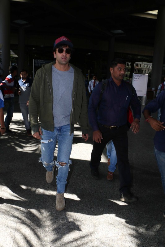 Bollywood actor Ranbir Kapoor spotted at Mumbai airport. Ranbir Kapoor spotted at airport,Ranbir Kapoor at Mumbai airport,Ranbir Kapoor at airport,Ranbir Kapoor,actor Ranbir Kapoor,Ranbir Kapoor latest pics,Ranbir Kapoor latest images,Ranbir Kapoor latest photos,Ranbir Kapoor latest stills,Ranbir Kapoor latest