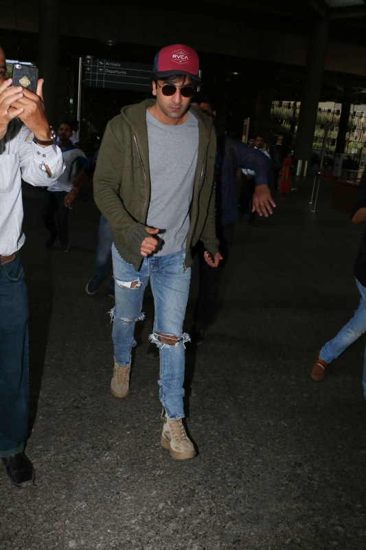 Bollywood actor Ranbir Kapoor spotted at Mumbai airport. Ranbir Kapoor spotted at airport,Ranbir Kapoor at Mumbai airport,Ranbir Kapoor at airport,Ranbir Kapoor,actor Ranbir Kapoor,Ranbir Kapoor latest pics,Ranbir Kapoor latest images,Ranbir Kapoor latest photos,Ranbir Kapoor latest stills,Ranbir Kapoor latest