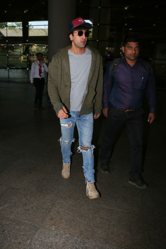 Bollywood actor Ranbir Kapoor spotted at Mumbai airport. Ranbir Kapoor spotted at airport,Ranbir Kapoor at Mumbai airport,Ranbir Kapoor at airport,Ranbir Kapoor,actor Ranbir Kapoor,Ranbir Kapoor latest pics,Ranbir Kapoor latest images,Ranbir Kapoor latest photos,Ranbir Kapoor latest stills,Ranbir Kapoor latest