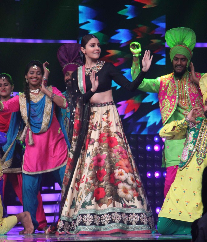 Bollywood actress Anushka Sharma promotes Phillauri on The Voice of India. Anushka Sharma,Anushka Sharma promotes Phillauri,Phillauri,Phillauri promotion,Phillauri movie promotion,The Voice of India,Anushka Sharma pics,Anushka Sharma images,Anushka Sharma photos,Anushka Sharma stills,Anushka Sharma pictures