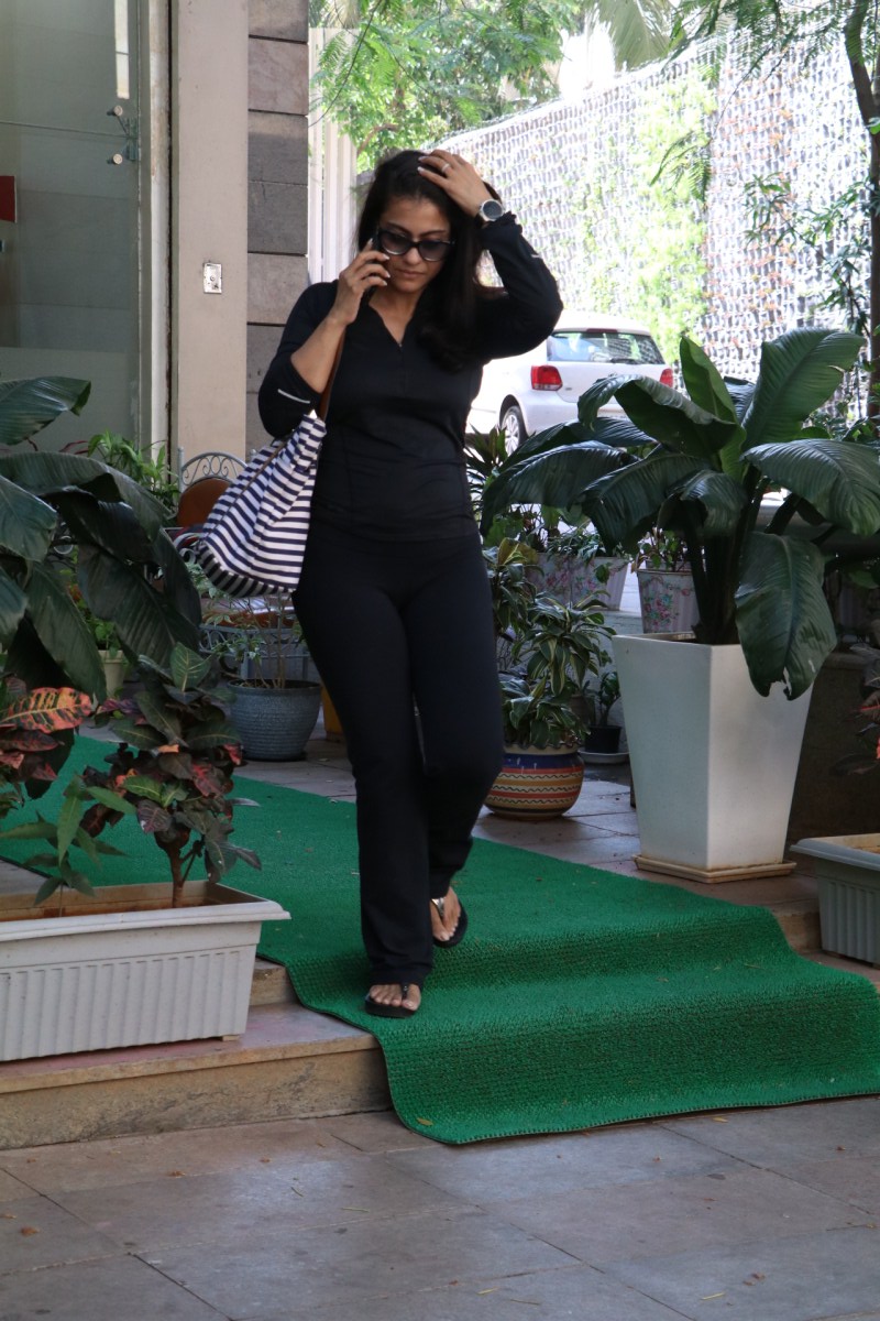 Bollywood actress Kajol spotted at Bandra. Kajol spotted at Bandra,Kajol at Bandra,Kajol,actress Kajol,Kajol latest pics,Kajol latest images,Kajol latest photos,Kajol latest stills,Kajol latest pictures