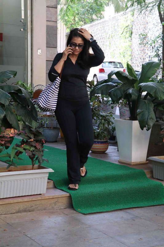 Bollywood actress Kajol spotted at Bandra. Kajol,Dia Mirza,Kajol spotted at Bandra,Dia Mirza spotted at Bandra,Kajol at Bandra,Dia Mirza at Bandra,Kajol pics,Kajol images,Kajol photos,Kajol stills,Kajol pictures,Dia Mirza pics,Dia Mirza images,Dia Mirza photos,Dia Mirza stills,Dia Mirza pictures