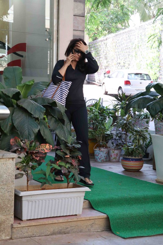 Bollywood actress Kajol spotted at Bandra. Kajol,Dia Mirza,Kajol spotted at Bandra,Dia Mirza spotted at Bandra,Kajol at Bandra,Dia Mirza at Bandra,Kajol pics,Kajol images,Kajol photos,Kajol stills,Kajol pictures,Dia Mirza pics,Dia Mirza images,Dia Mirza photos,Dia Mirza stills,Dia Mirza pictures