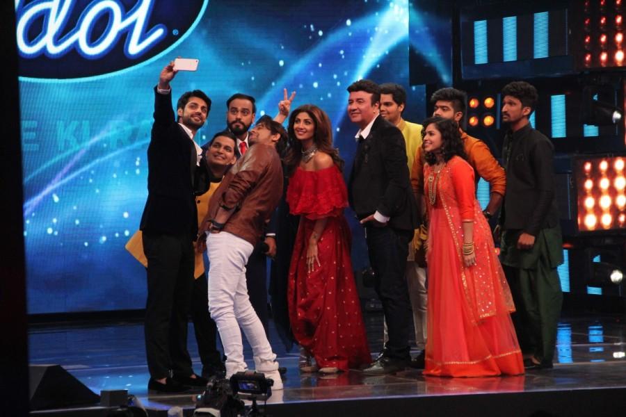 Bollywood actress Shilpa Shetty on the sets of Indian Idol season 9 with Anu Malik, Farah Khan and Sonu Nigam in Mumbai on March 14, 2017. Anu Malik,Farah Khan,Sonu Nigam,Shilpa Shetty,shilpa On sets of Indian Idol season 9,shilpa shetty On sets of Indian Idol season 9,Indian Idol season 9,Indian Idol season 9 final