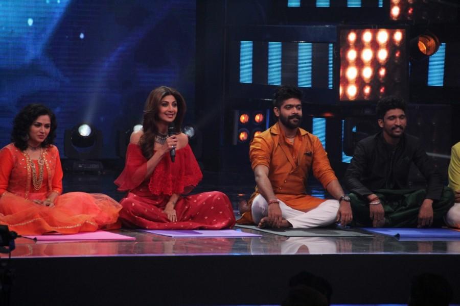 Bollywood actress Shilpa Shetty on the sets of Indian Idol season 9 with Anu Malik, Farah Khan and Sonu Nigam in Mumbai on March 14, 2017. Anu Malik,Farah Khan,Sonu Nigam,Shilpa Shetty,shilpa On sets of Indian Idol season 9,shilpa shetty On sets of Indian Idol season 9,Indian Idol season 9,Indian Idol season 9 final