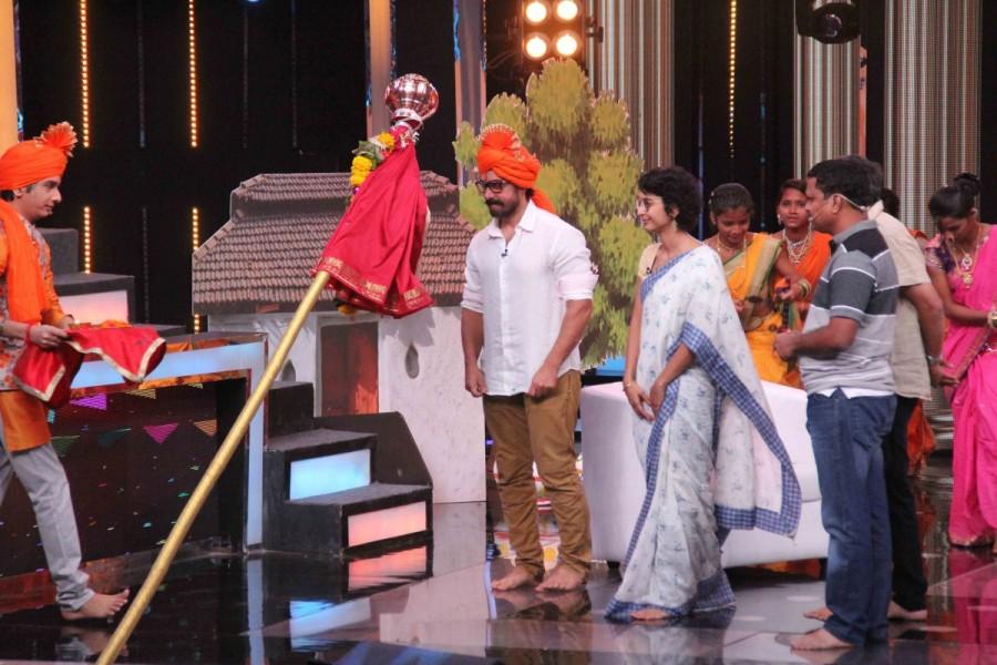 Bollywood actor Aamir Khan with his wife and filmmaker Kiran Rao on the sets of Marathi talk show Chala Hawa Yeu Dya in Mumbai on March 14, 2017. Aamir also celebrated his 52 birthday on the sets of the talk show. Aamir Khan,Aamir Khan celebrates 52th bithday,Aamir Khan on sets of Chala Hawa Yeu Dya,Chala Hawa Yeu Dya,Chala Hawa Yeu Dya on the sets,Aamir Khan with is wife,Aamir Khan pics,Aamir Khan images,Aamir Khan photos,Aamir Khan stills,Aamir Khan pictures