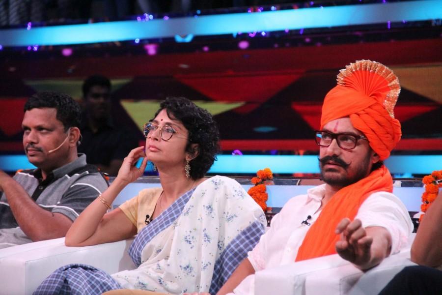 Bollywood actor Aamir Khan with his wife and filmmaker Kiran Rao on the sets of Marathi talk show Chala Hawa Yeu Dya in Mumbai on March 14, 2017. Aamir also celebrated his 52 birthday on the sets of the talk show. Aamir Khan,Aamir Khan celebrates 52th bithday,Aamir Khan on sets of Chala Hawa Yeu Dya,Chala Hawa Yeu Dya,Chala Hawa Yeu Dya on the sets,Aamir Khan with is wife,Aamir Khan pics,Aamir Khan images,Aamir Khan photos,Aamir Khan stills,Aamir Khan pictures